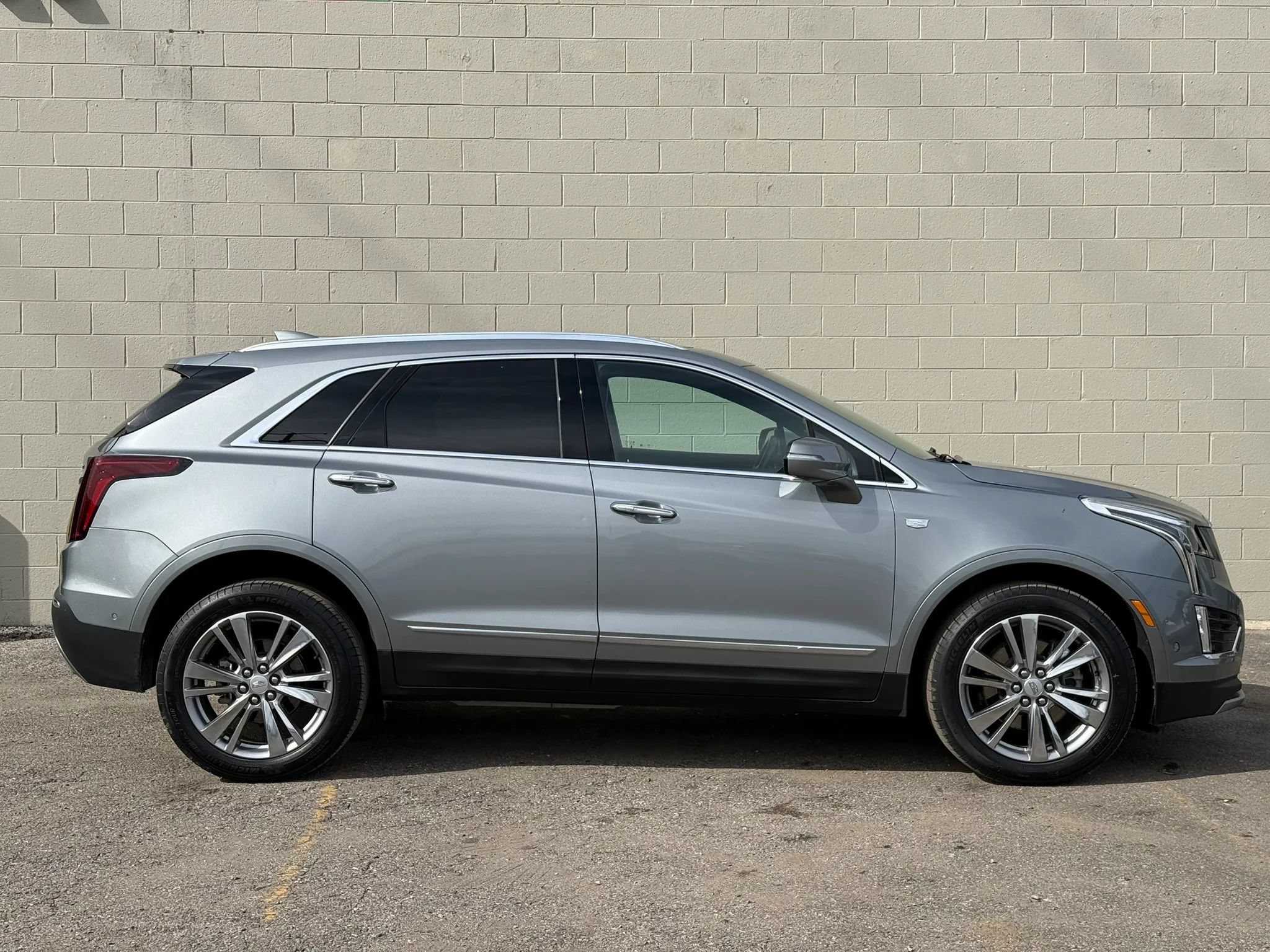 Used 2023 Cadillac XT5 Premium Luxury w/ Technology Package AWD/4WD image 11