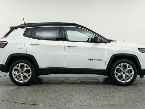 Used 2025 Jeep Compass Latitude image 11