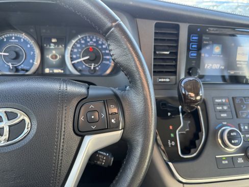 Used 2017 Toyota Sienna XLE image 23