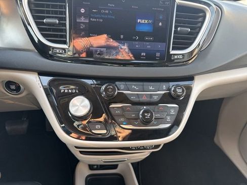 Used 2024 Chrysler Pacifica Touring-L image 19