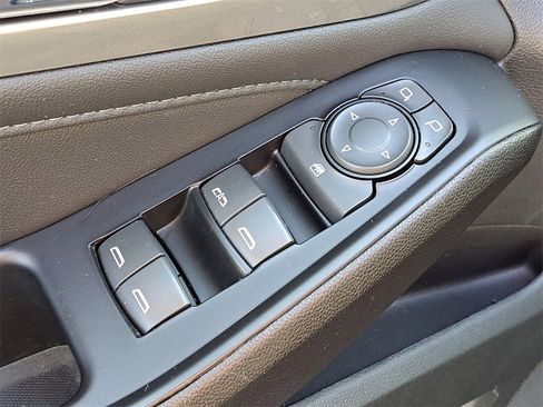 Used 2023 Chevrolet Traverse LT image 18