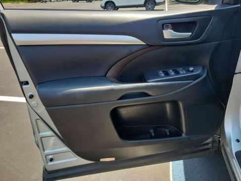 Used 2019 Toyota Highlander XLE AWD/4WD image 39