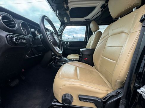 Used 2018 Jeep Wrangler Unlimited Sahara AWD/4WD image 22