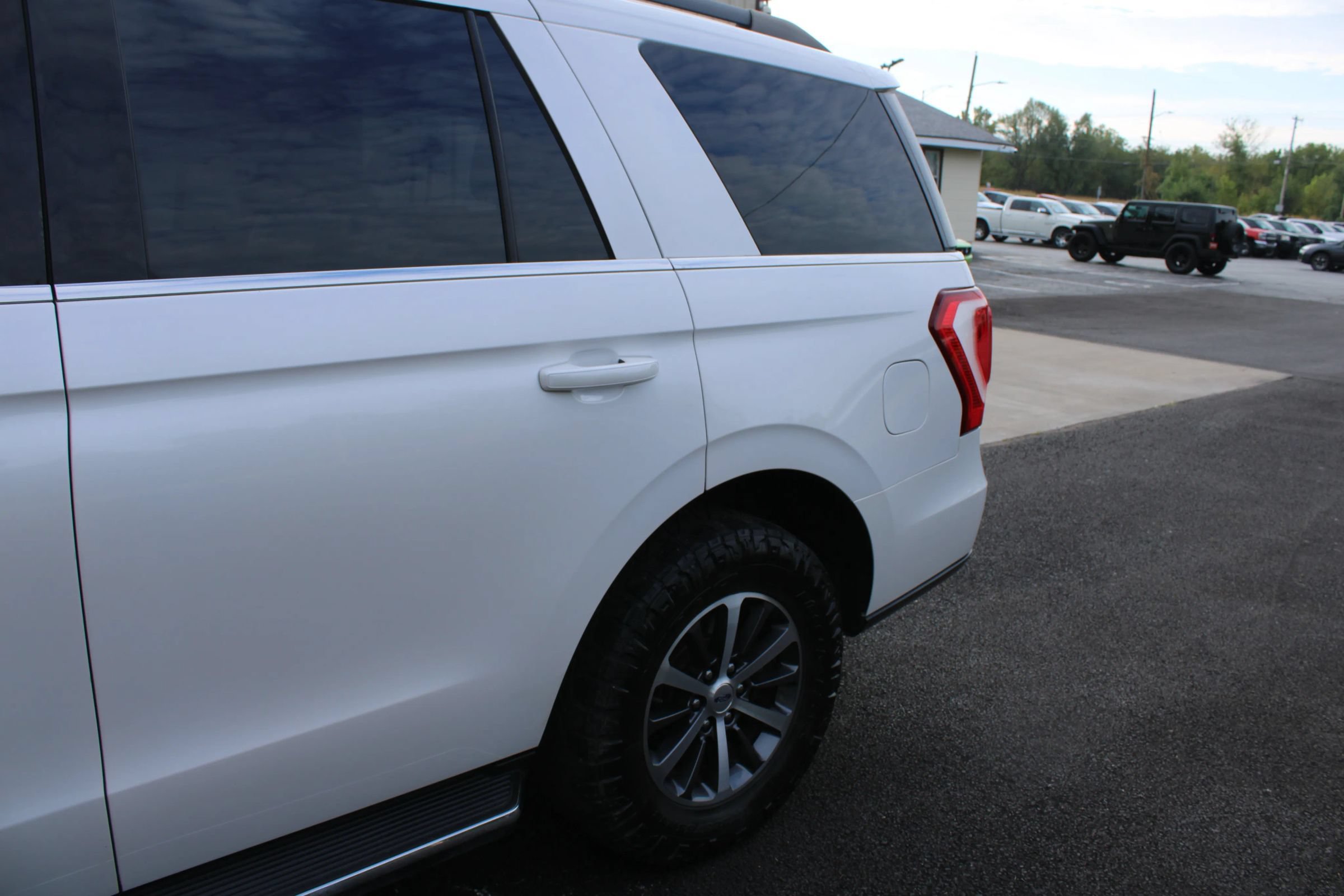 Used 2018 Ford Expedition XLT w/ Equipment Group 202A AWD/4WD image 4