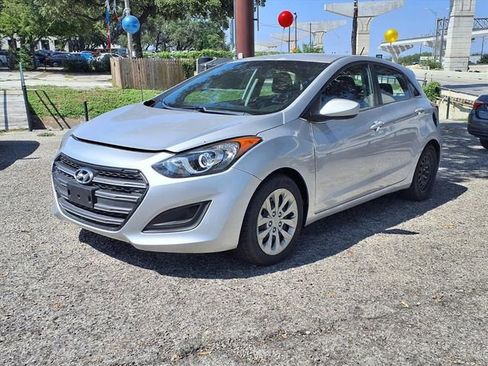 Used 2017 Hyundai Elantra GT FWD image 3
