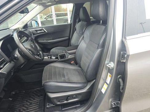 Used 2024 Mitsubishi Outlander SE image 9