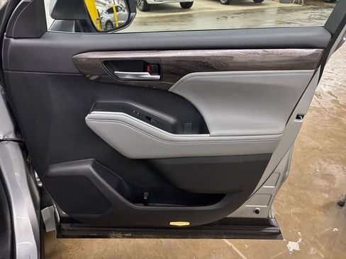 Used 2023 Toyota Highlander Platinum image 20
