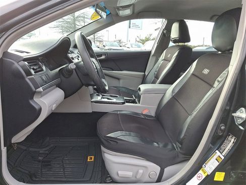 Used 2013 Toyota Camry LE image 19