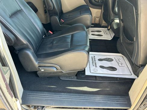 Used 2014 Chrysler Town & Country Touring-L w/ Driver Convenience Group image 11