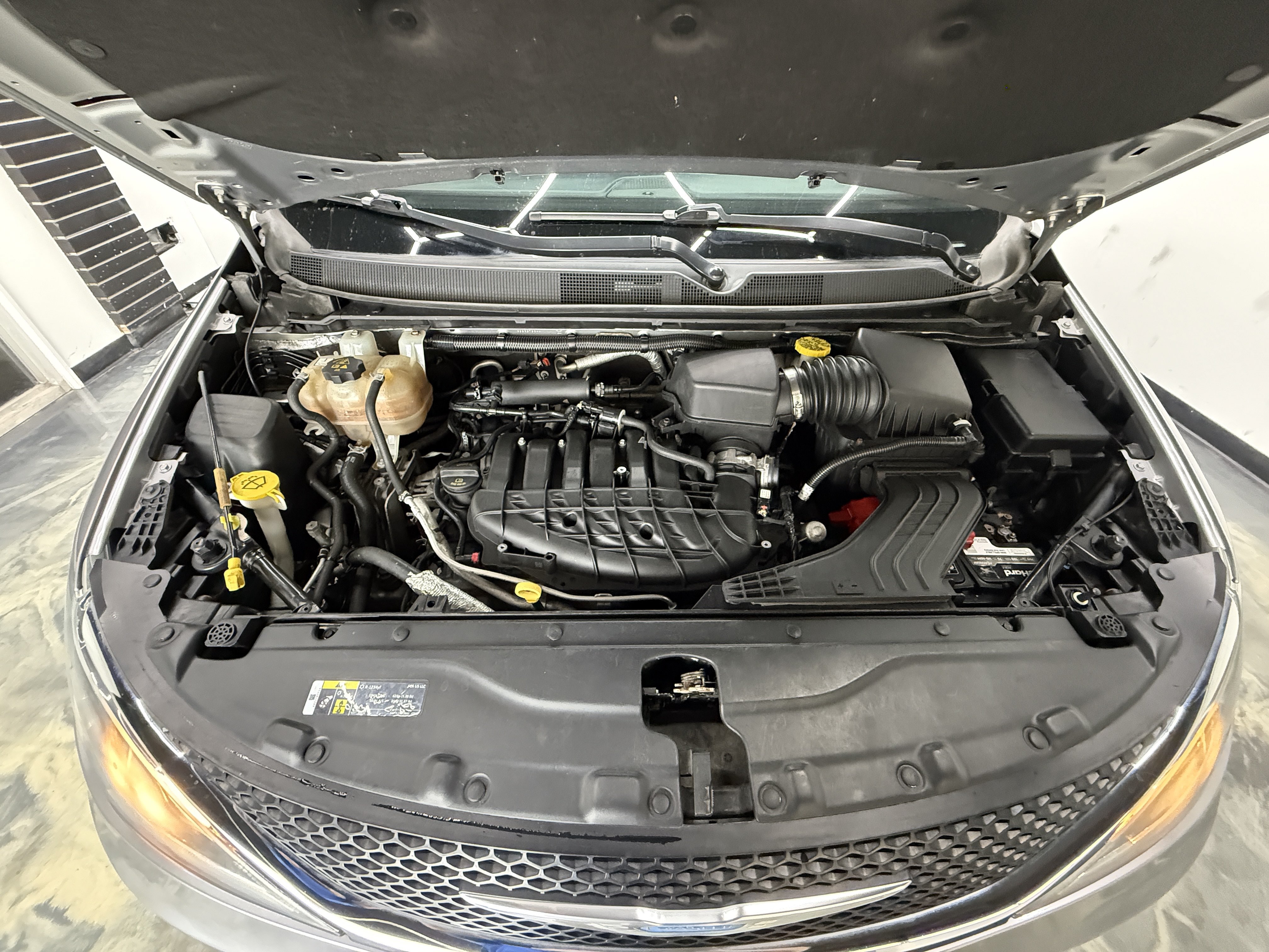 Used 2018 Chrysler Pacifica Touring-L FWD image 34