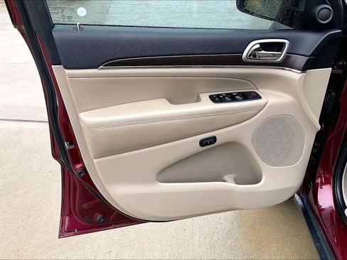 Used 2017 Jeep Grand Cherokee Limited image 22