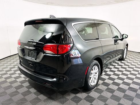 Used 2023 Chrysler Voyager LX image 3