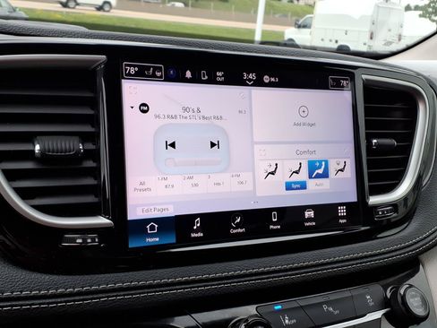 Used 2023 Chrysler Pacifica Touring-L FWD image 11