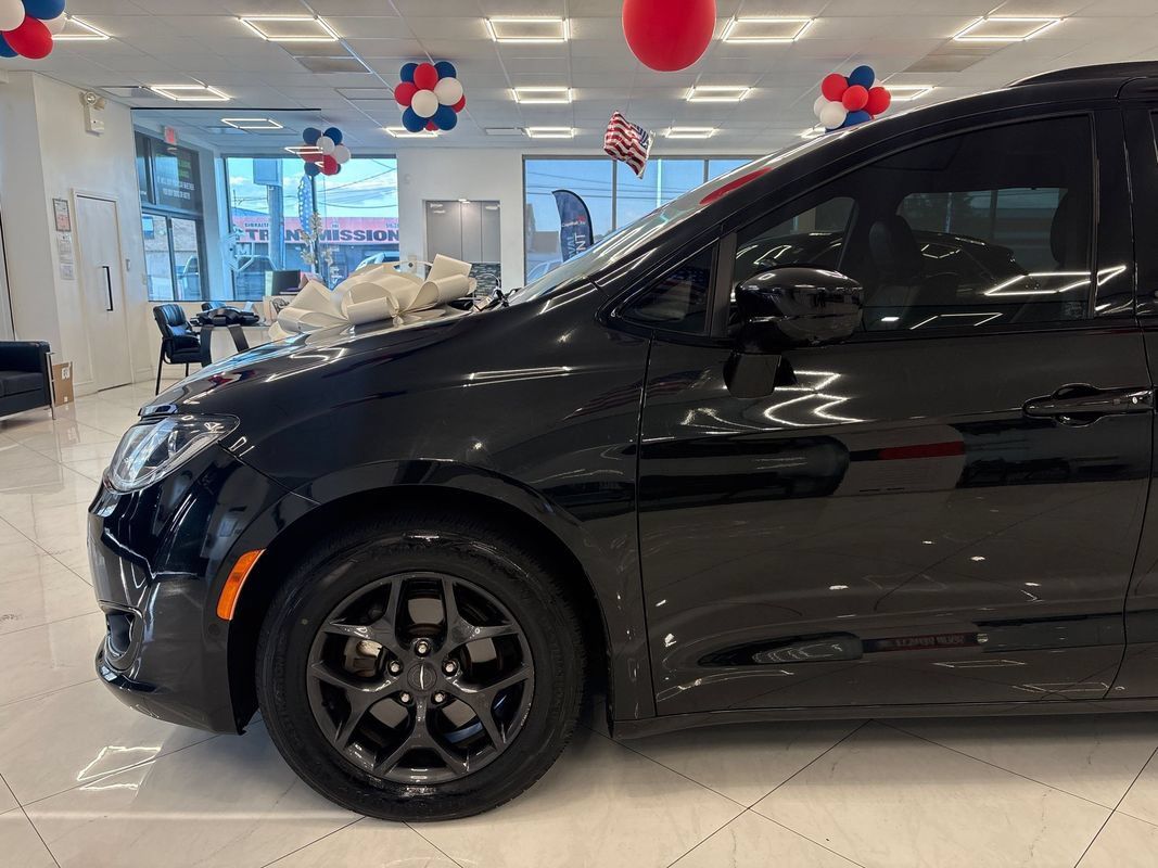 Used 2019 Chrysler Pacifica Touring-L Plus w/ Advanced Safetytec Group FWD image 6