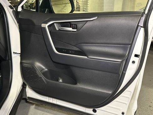 Used 2025 Toyota RAV4 XLE AWD/4WD image 11
