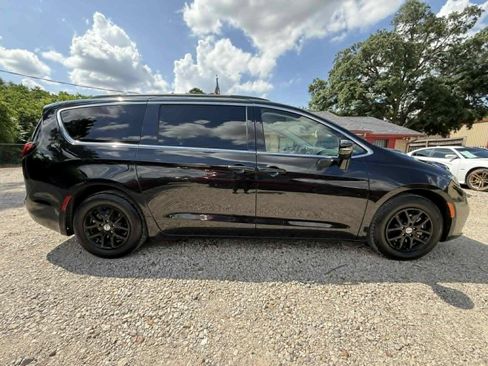 Used 2022 Chrysler Pacifica Touring-L FWD image 4
