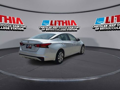 Used 2024 Nissan Altima 2.5 S FWD image 8