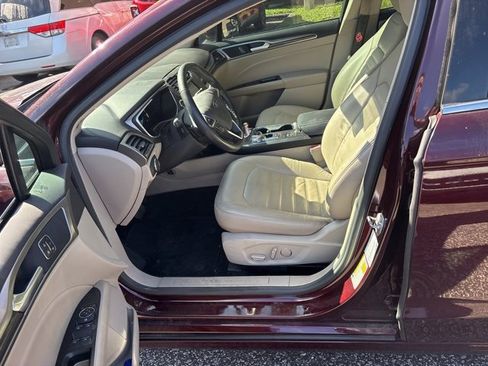 Used 2017 Ford Fusion SE w/ Fusion SE Technology Package image 11