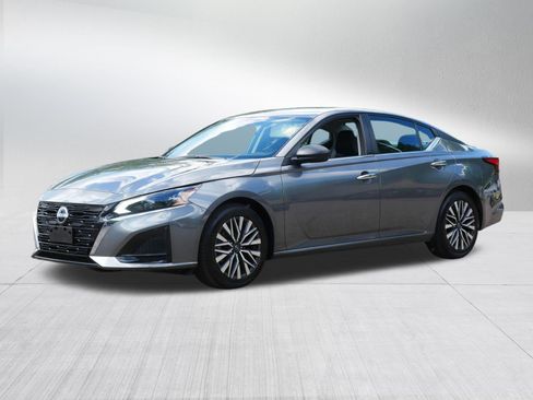 Certified 2024 Nissan Altima 2.5 SV FWD image 3