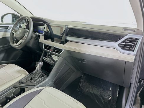 New 2025 Volkswagen Taos SE w/ Panoramic Sunroof Package image 27