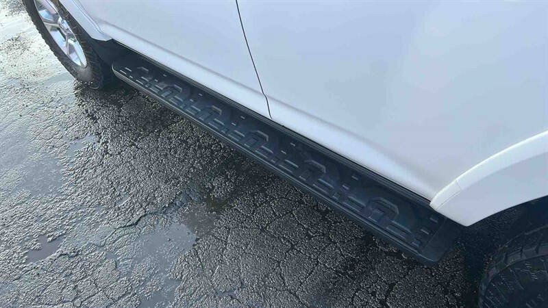 Used 2018 Toyota 4Runner SR5 AWD/4WD image 17