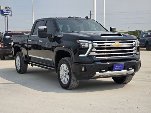 Used 2024 Chevrolet Silverado 2500 High Country w/ High Country Premium Package AWD/4WD image 3