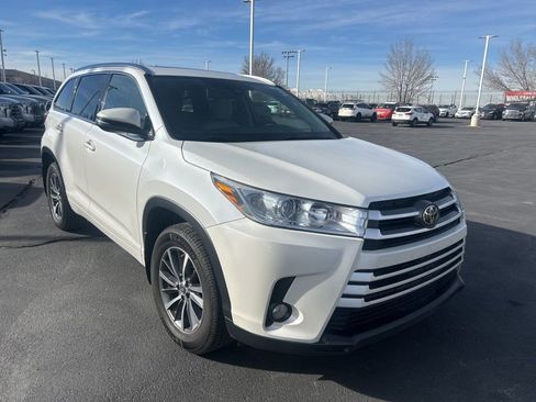 Used 2017 Toyota Highlander XLE image 2