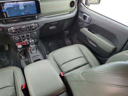 Used 2024 Jeep Gladiator Mojave AWD/4WD image 10
