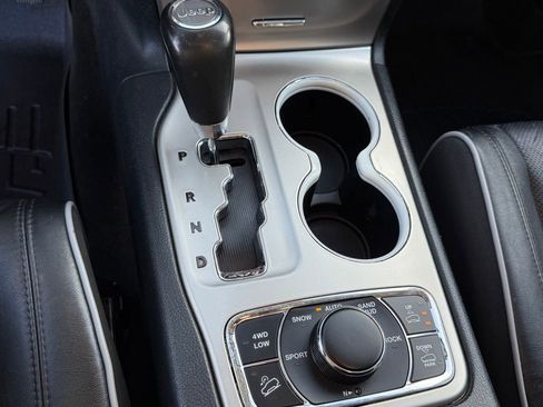 Used 2011 Jeep Grand Cherokee Overland image 23