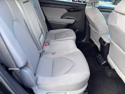 Used 2023 Toyota Highlander LE FWD image 14