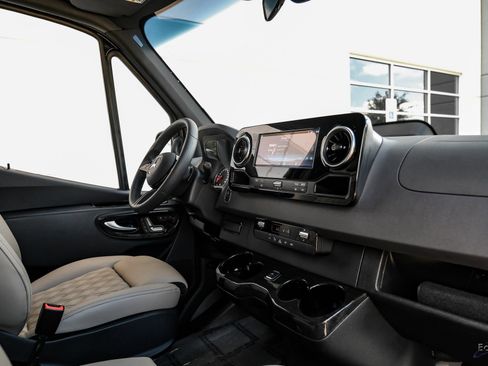 Used 2025 Mercedes-Benz Sprinter 2500 image 37