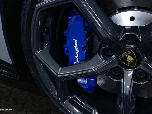 Used 2021 Lamborghini Huracan EVO image 18