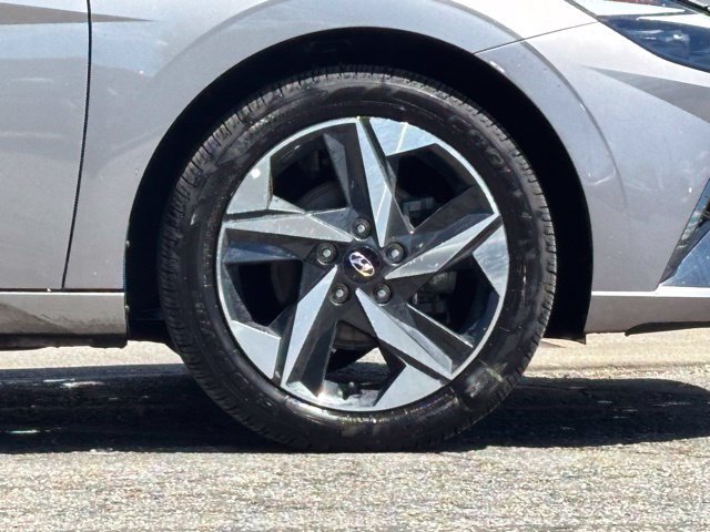 Used 2023 Hyundai Elantra Limited FWD image 3