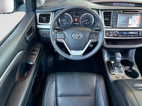 Used 2017 Toyota Highlander Limited AWD/4WD image 10