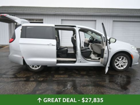 Used 2024 Chrysler Pacifica Touring-L image 49