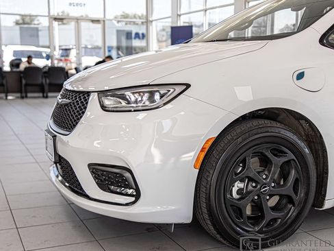 Used 2022 Chrysler Pacifica Touring-L w/ S Appearance Package FWD image 5