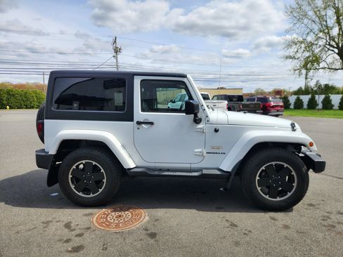 Used 2015 Jeep Wrangler Sahara w/ Dual Top Group AWD/4WD image 18