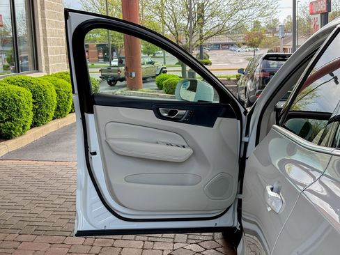 Used 2021 Volvo XC60 T5 Momentum w/ Advanced Package image 13