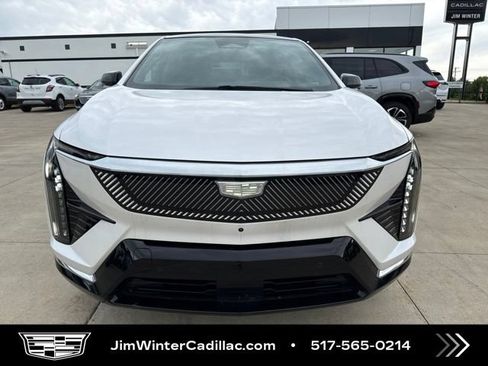 Certified 2025 Cadillac Optiq Luxury 2 w/ LPO, Floor Liner Package AWD/4WD image 3