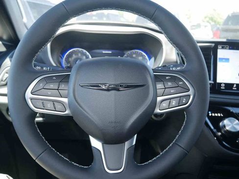 New 2026 Chrysler Pacifica Select AWD/4WD image 35