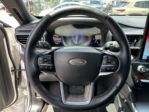 Used 2022 Ford Explorer Platinum w/ Equipment Group 601A AWD/4WD image 20