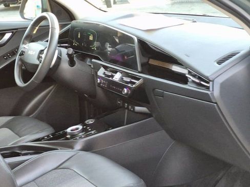 Used 2023 Kia Niro EX image 22