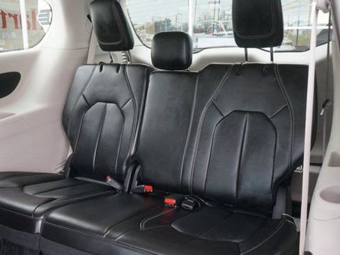 Used 2024 Chrysler Pacifica Touring-L image 39