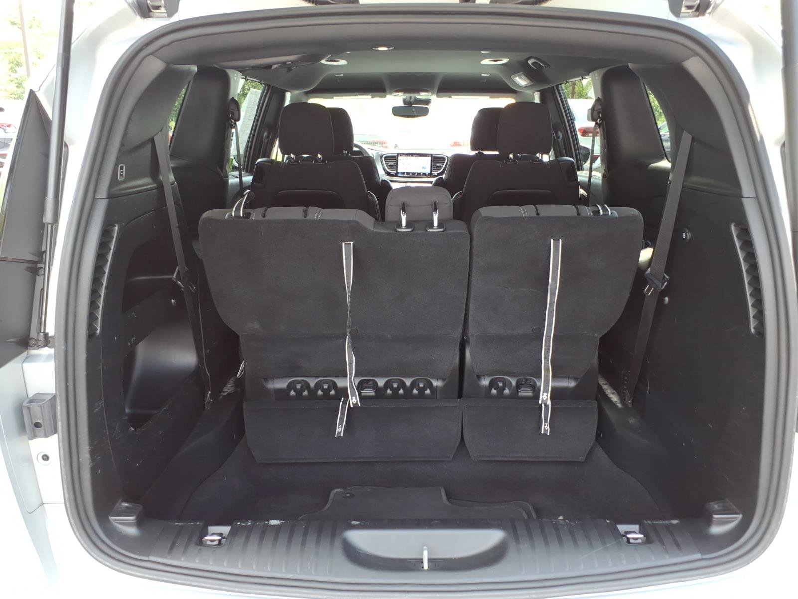 Used 2022 Chrysler Pacifica Touring FWD image 6