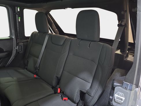 Used 2019 Jeep Wrangler Unlimited Sahara image 16