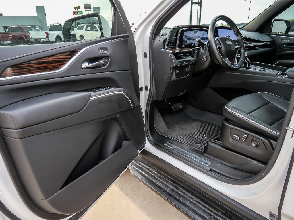 Used 2023 Cadillac Escalade Premium Luxury AWD/4WD image 32