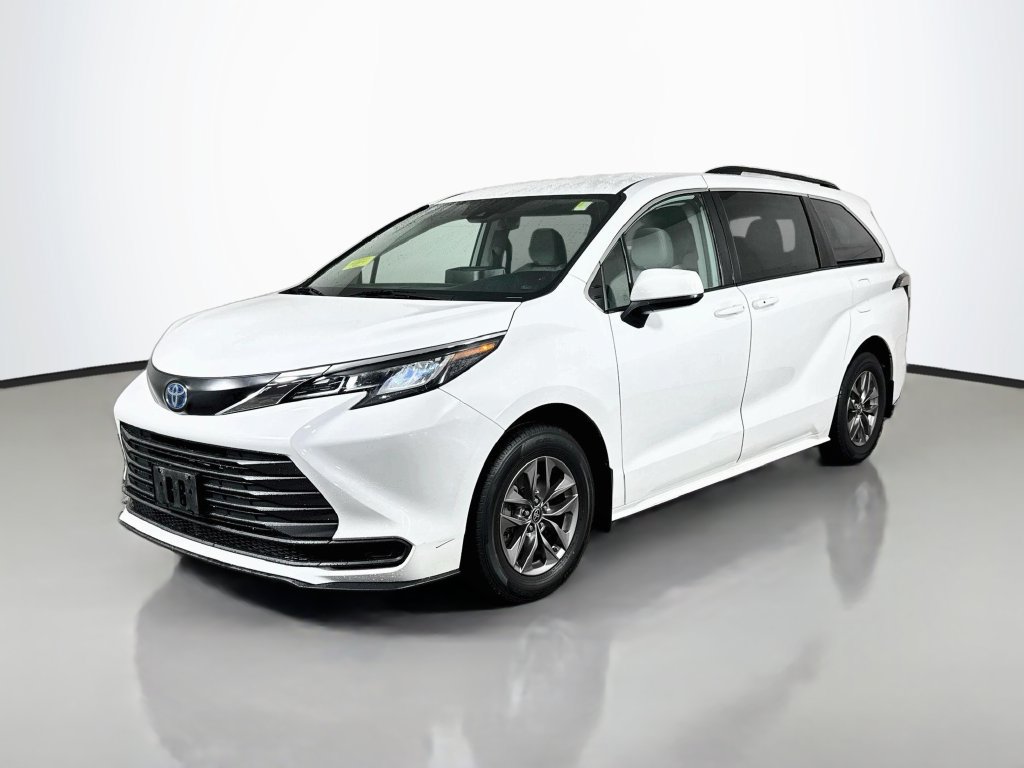 Used 2023 Toyota Sienna LE FWD image 2