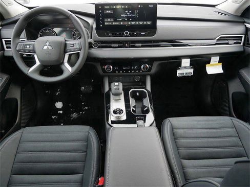 New 2025 Mitsubishi Outlander SE image 7