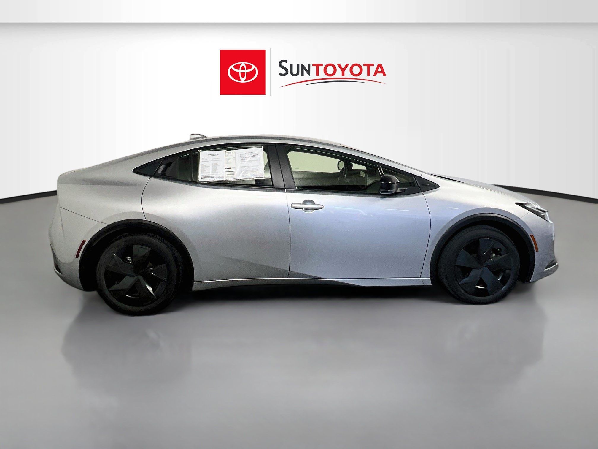 Used 2024 Toyota Prius LE FWD image 2