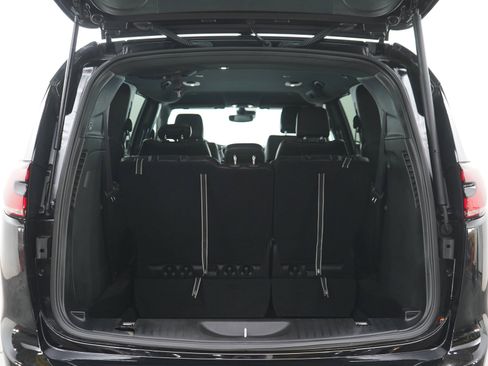 Used 2025 Chrysler Pacifica Select FWD image 19